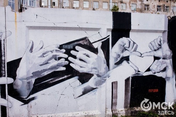 "Иероглифы наших эмоций". Обсуждаем чёрно-белое граффити, которое "требует" перемен