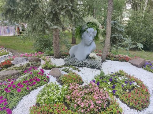 «1-я Пирожковая»: за горизонт уходит лето с морем культуры омичи