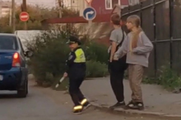 
									Омский школьник в форме ДПС, останавливавший водителей, опробовал патрульную машину  