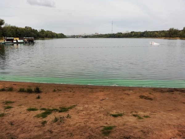 Иртыш в Омске окрасился в ярко-зелёный цвет