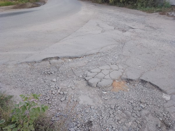 
									Омичи пожаловались на дорогу, из-за которой пробиваются колеса машин 