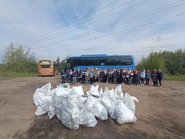 В Омске юные экологи провели уборку территорий у городских озер
В Омске юные экологи провели уборку территорий у городских озер