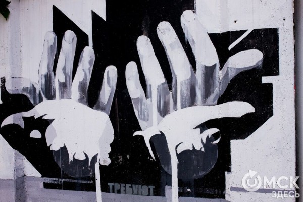 "Иероглифы наших эмоций". Обсуждаем чёрно-белое граффити, которое "требует" перемен