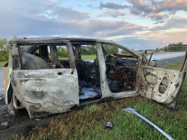 
									На трассе Омской области сгорели две легковушки: есть погибшие  