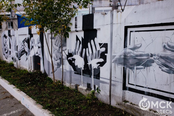 "Иероглифы наших эмоций". Обсуждаем чёрно-белое граффити, которое "требует" перемен