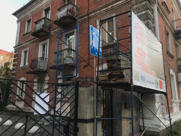 Омичи решили отремонтировать арку дома на Гусарова, обделённую любовью жильцов