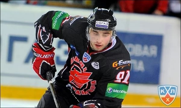 
									Экс-игрок омского «Авангарда» Пивцакин уехал из России  