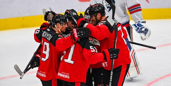 Курьёзный автогол и Ткачёв, разменявший "сотню": "Авангард" на классе одержал пятую победу в сезоне