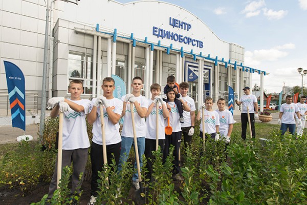 Волонтеры Омского НПЗ и бойцы ММА озеленили территорию Центра единоборств
Волонтеры Омского НПЗ и бойцы ММА озеленили территорию Центра единоборств