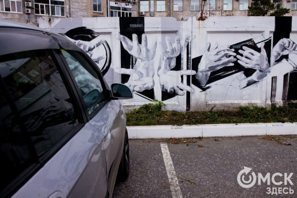 "Иероглифы наших эмоций". Обсуждаем чёрно-белое граффити, которое "требует" перемен