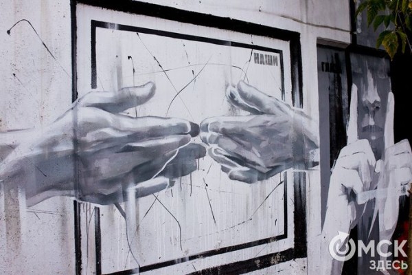 "Иероглифы наших эмоций". Обсуждаем чёрно-белое граффити, которое "требует" перемен