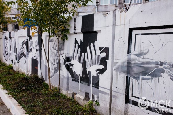 "Иероглифы наших эмоций". Обсуждаем чёрно-белое граффити, которое "требует" перемен