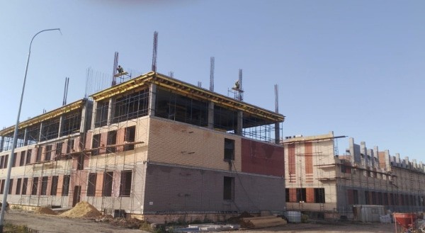 Многострадальную школу в Исилькуле достроили до третьего этажа