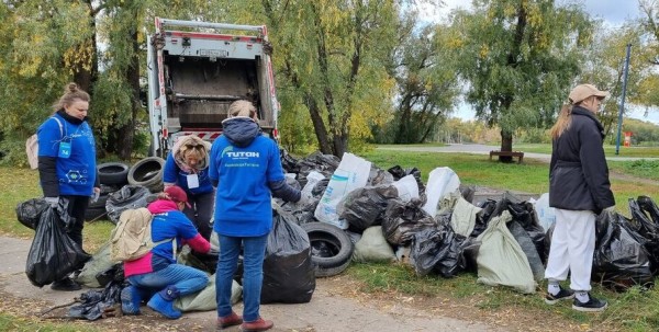 Лампа Аладдина, матрас туриста и череп собаки. Участники "Чистых игр" провели раскопки в парках Омска Лампа Аладдина, матрас туриста и череп собаки. Участники "Чистых игр" провели раскопки в парках Омска
