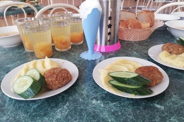 
									На бесплатное питание омских школьников выделили почти миллиард 