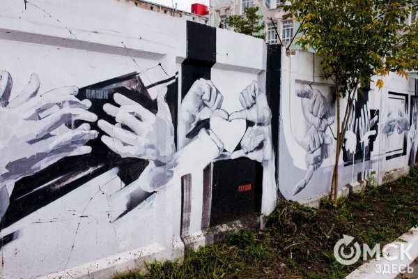 "Иероглифы наших эмоций". Обсуждаем чёрно-белое граффити, которое "требует" перемен