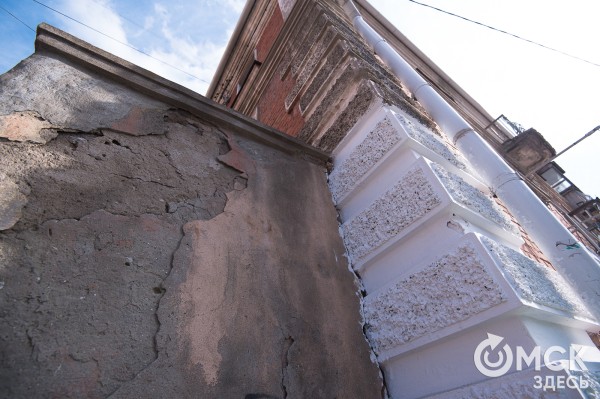 Омичи решили отремонтировать арку дома на Гусарова, обделённую любовью жильцов