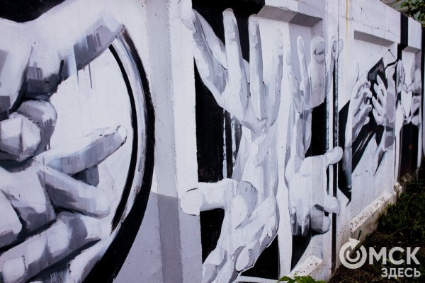 "Иероглифы наших эмоций". Обсуждаем чёрно-белое граффити, которое "требует" перемен