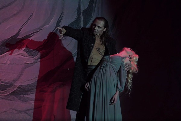 "Нет-нет, да и плюну через плечо": премьера мюзикла "Дракула" 