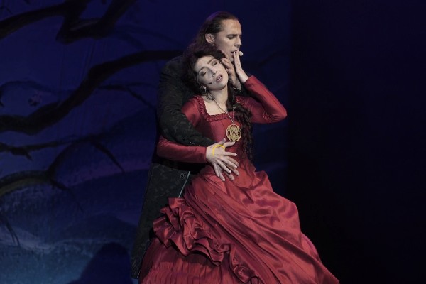 "Нет-нет, да и плюну через плечо": премьера мюзикла "Дракула" 