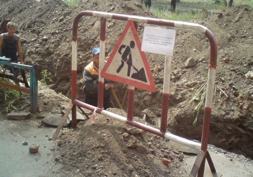 Холодный душ в горячее время: в Омске ремонтируют лопнувшие при запуске отопления трубы Холодный душ в горячее время: в Омске ремонтируют лопнувшие при запуске отопления трубы