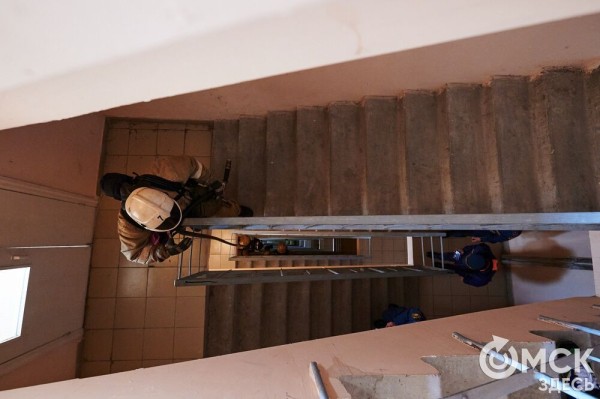 Пробежать 22 этажа с пожарными: как экстремально провести утро в Омске  