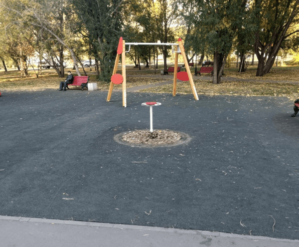 В Омске сквер «Рубиновая мечта» пострадал от вандалов  
									В Омске сквер «Рубиновая мечта» пострадал от вандалов