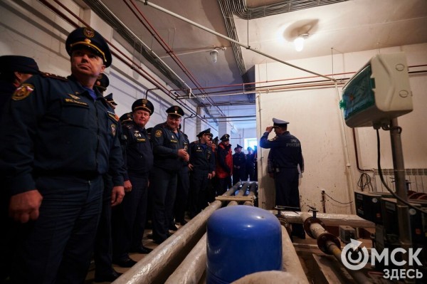 Пробежать 22 этажа с пожарными: как экстремально провести утро в Омске  