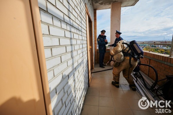 Пробежать 22 этажа с пожарными: как экстремально провести утро в Омске  