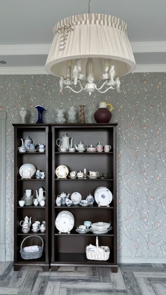 "Много сокровищ спрятано в сервантах и на дачах". Интервью с владелицей винтажной лавки