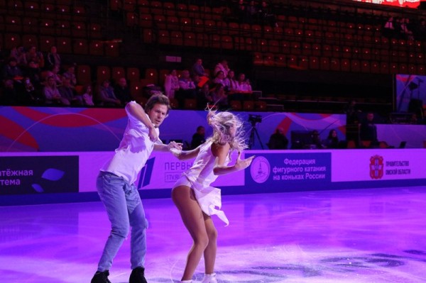 
									«Красная» арена и «короткий» лед: как прошел первый день гран-при в Омске? 