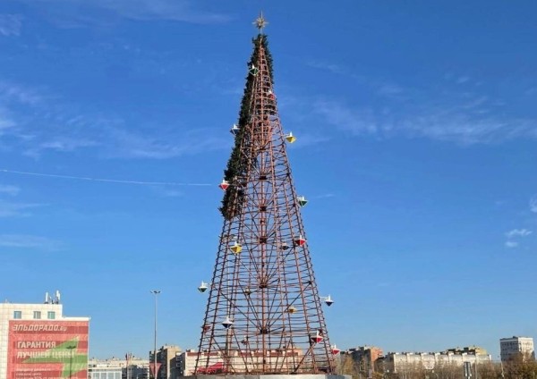 
									В Омске начали устанавливать первую новогоднюю ель 