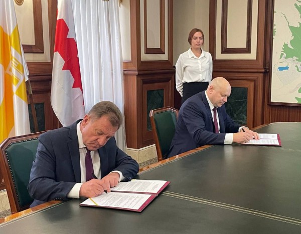 Шелест подписал с мэром Ставрополя договор о сотрудничестве
Шелест подписал с мэром Ставрополя договор о сотрудничестве