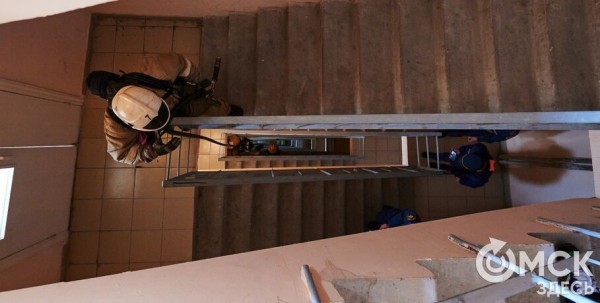 Пробежать 22 этажа с пожарными: как экстремально провести утро в Омске  