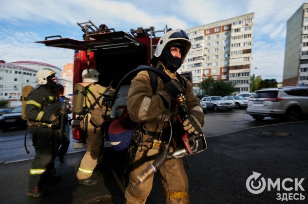 Пробежать 22 этажа с пожарными: как экстремально провести утро в Омске  