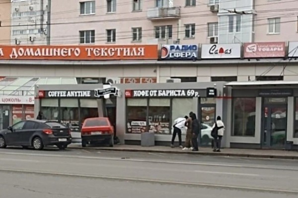 Появилось видео «приезда» машины в кофейню в центре Омска
Появилось видео «приезда» машины в кофейню в центре Омска