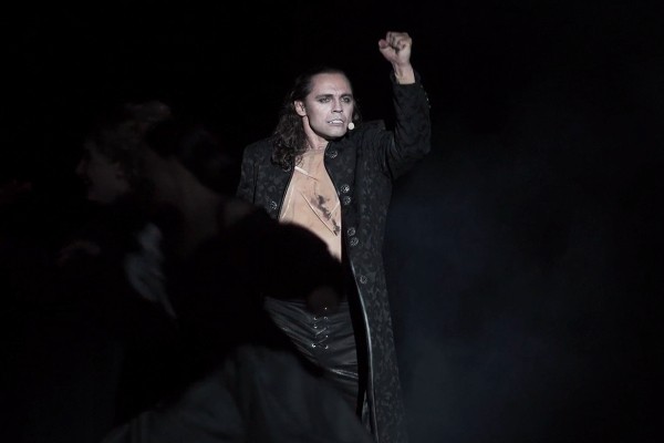 "Нет-нет, да и плюну через плечо": премьера мюзикла "Дракула" 