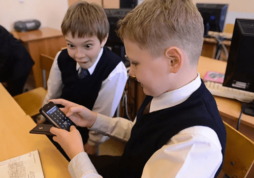 Ученикам еще четырех омских школ придется расставаться со смартфонами в классах