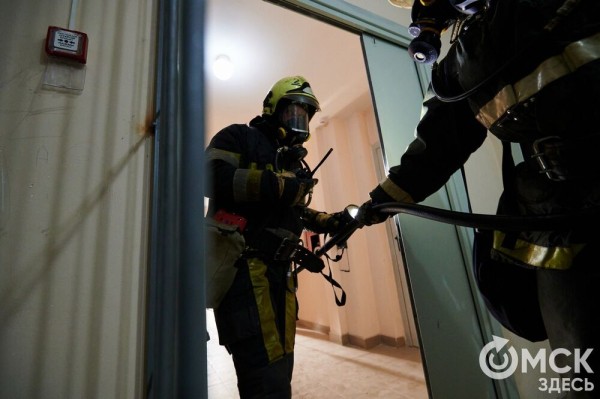 Пробежать 22 этажа с пожарными: как экстремально провести утро в Омске  