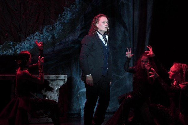 "Нет-нет, да и плюну через плечо": премьера мюзикла "Дракула" 