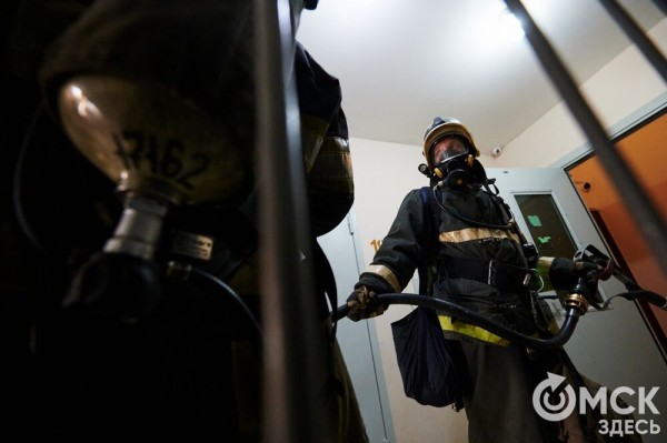 Пробежать 22 этажа с пожарными: как экстремально провести утро в Омске  