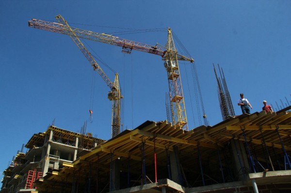 
									Омские власти расторгли контракт с застройщиком дома для переселенцев из аварийного жилья 