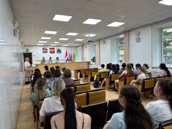 Илья СМИРНОВ: «На селе надо строить жилье для молодых»
Илья СМИРНОВ: «На селе надо строить жилье для молодых»