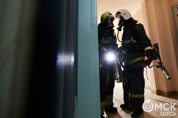 Пробежать 22 этажа с пожарными: как экстремально провести утро в Омске  