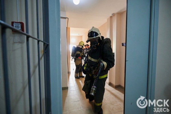 Пробежать 22 этажа с пожарными: как экстремально провести утро в Омске  