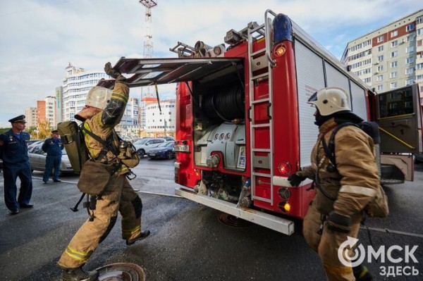 Пробежать 22 этажа с пожарными: как экстремально провести утро в Омске  