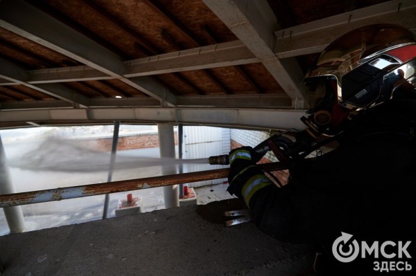Пробежать 22 этажа с пожарными: как экстремально провести утро в Омске  