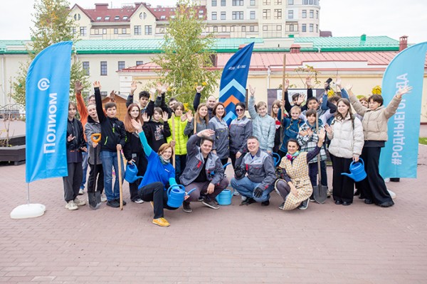 
									В «Омской крепости» формируют зеленую изгородь из сибирской ели 