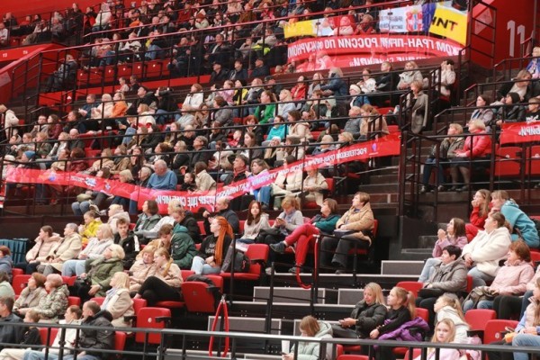 
									«Красная» арена и «короткий» лед: как прошел первый день гран-при в Омске? 