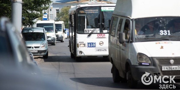 Время пересаживаться с самокатов: на 11 маршрутах в Омске добавили автобусы побольше